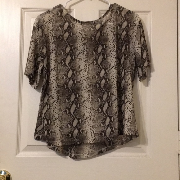 Snake design light tee! - Picture 2 of 2